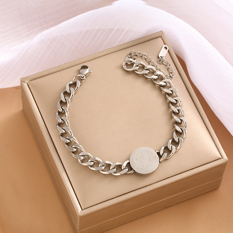 Pulsera de trébol de acero titanium vendedora caliente transfronteriza europea y americana con incrustaciones de concha pulsera colgante pulsera de diseño avanzado sin desvanecimiento al por mayor