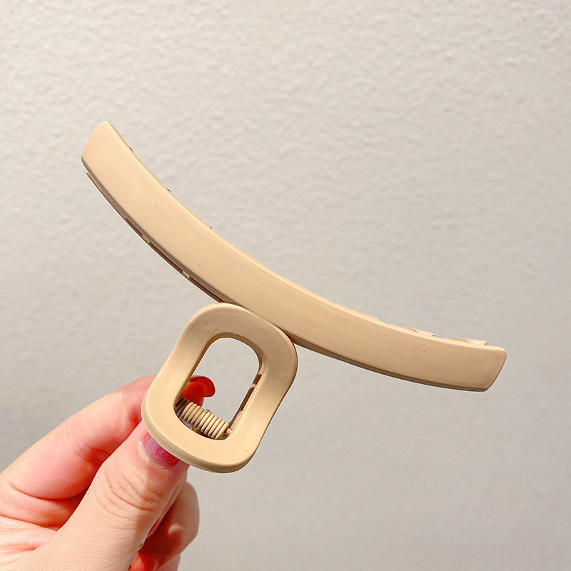 Otoño y invierno simple café de leche tiburón clip de cabello más agarrar clip de alta sensación detrás de la cabeza cabello adorno de cabello coreano agarrar cabello universal