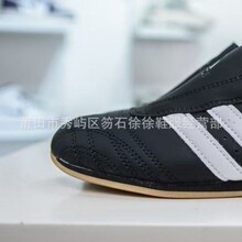 ��ʯ����Ь��У�@��ȭ��С��ЬŮ���e�͹Ű�Ь�ٴ��Б����\��Ь