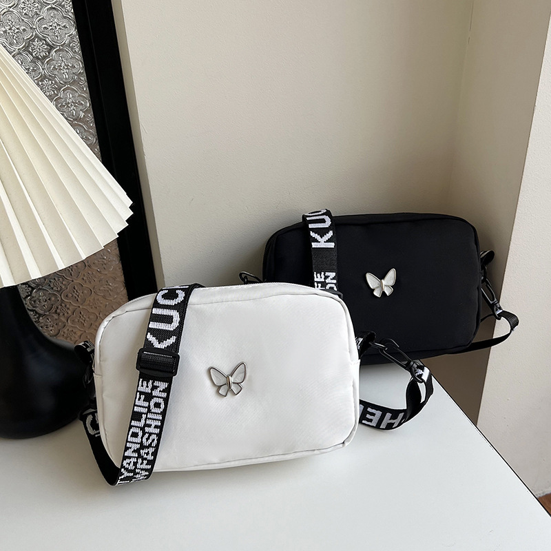2024 nuevo bolso cuadrado pequeño de banda ancha de tela de nailon de todo fósforo de moda versión coreana del bolso diagonal simple de un solo hombro femenino de mariposa ins