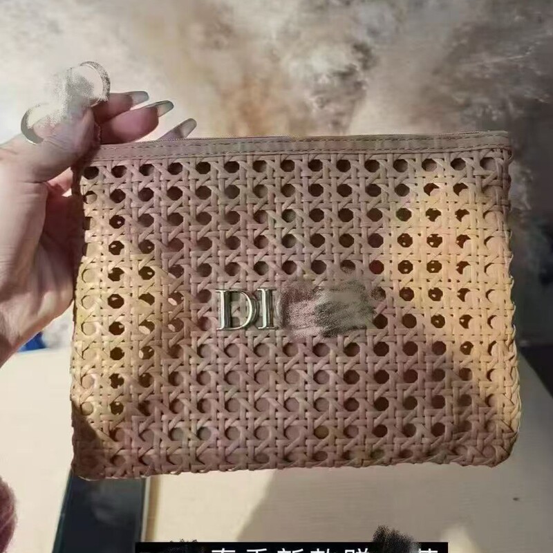D Brand Beauty Counter Gift: 2026 New Model Hollow-Out Straw Woven Clutch Makeup Bag with High-Quality Texture and Convenient Storage