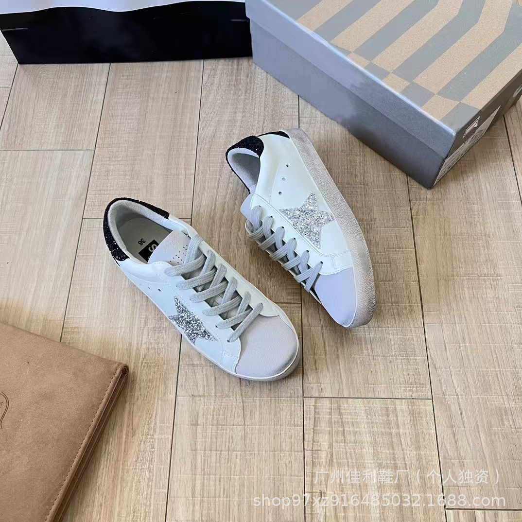 Las estrellas de alta versión hacen viejos pequeños zapatos sucios mujeres 2025 nuevos zapatos blancos planos en el interior para aumentar los zapatos casuales de gran tamaño de la pareja