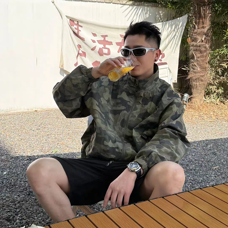 American-style lightweight camouflage sun protection jacket for men, summer retro outdoor style, quick-drying jacket, functional hiking and mountaineering windproof jacket.