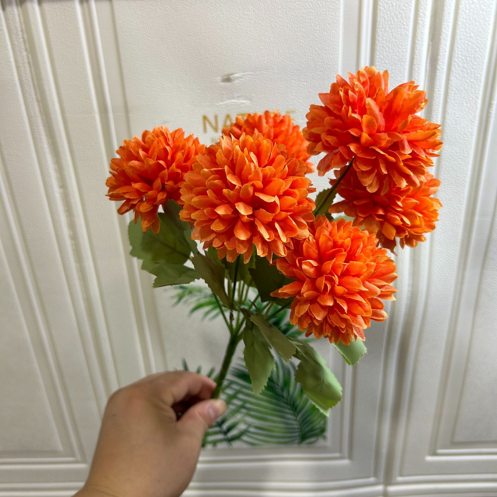 진한 오렌지색