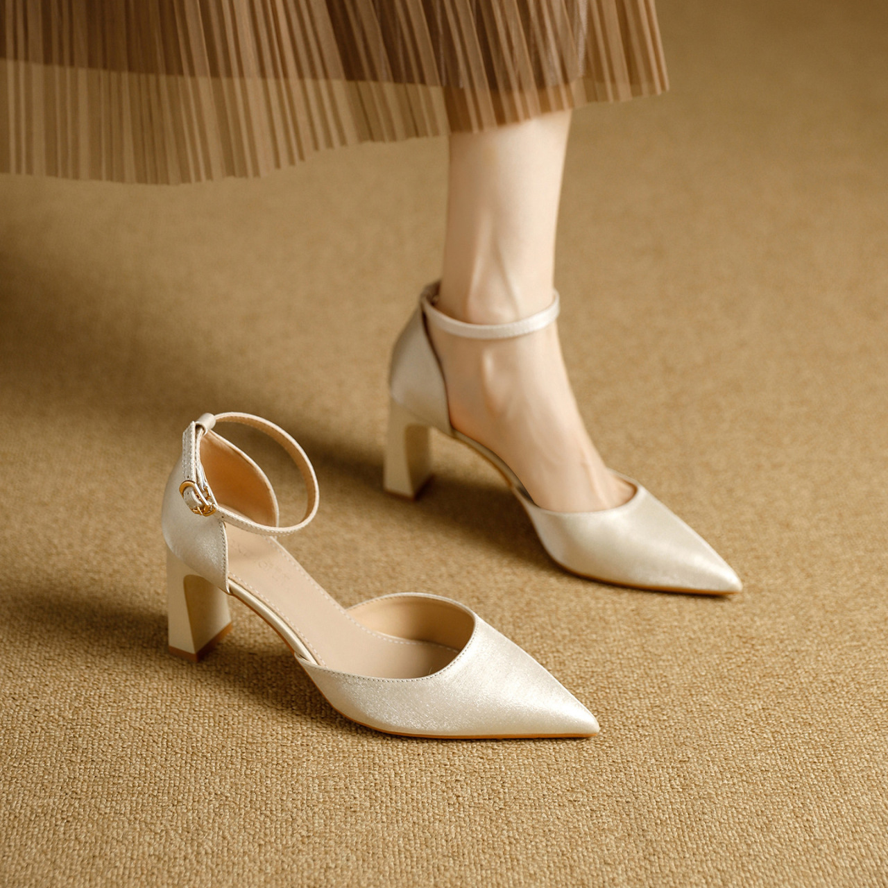 2026 nuevos zapatos de tacones altos puntiagudos de tacones delgados con cuero hueco zapatos de una sola pieza de zapatos de color desnudo