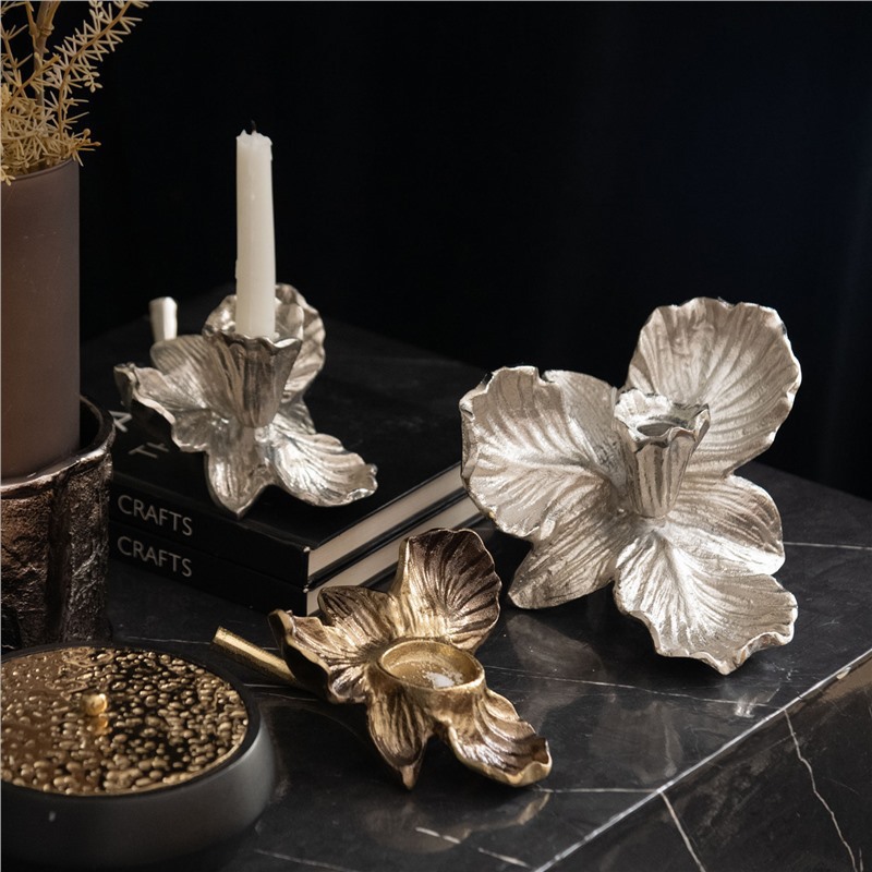 India importa candelabros metálicos de flores de oro y plata, adornos de escritorio para el hogar, candelabros románticos de lujo ligero de alta gama