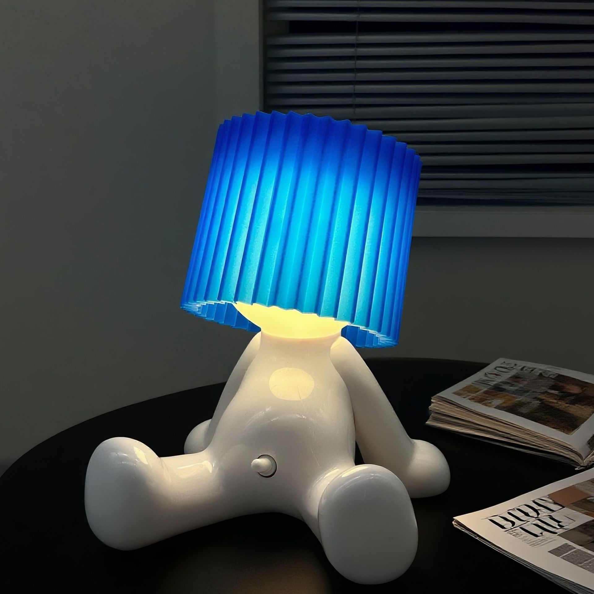 Mayorista sentado muy tímido niño recargable lámpara de escritorio iluminación ambiente dormitorio adornos de escritorio extraños regalos luz de noche