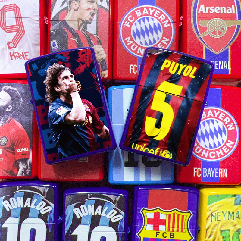 Encendedor de queroseno con diseño de jugador legendarario de la dinastía del fútbol, textura retro en relieve, acabado mate, artesanía