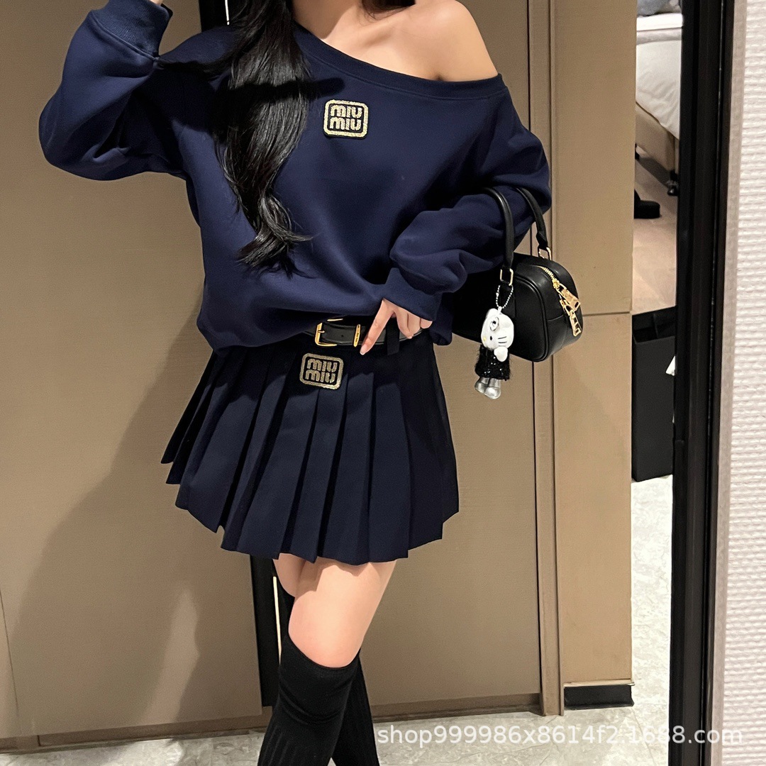 潮牌mm24秋季新款减龄少女系金线刺绣斜肩卫衣＋百褶裙套装