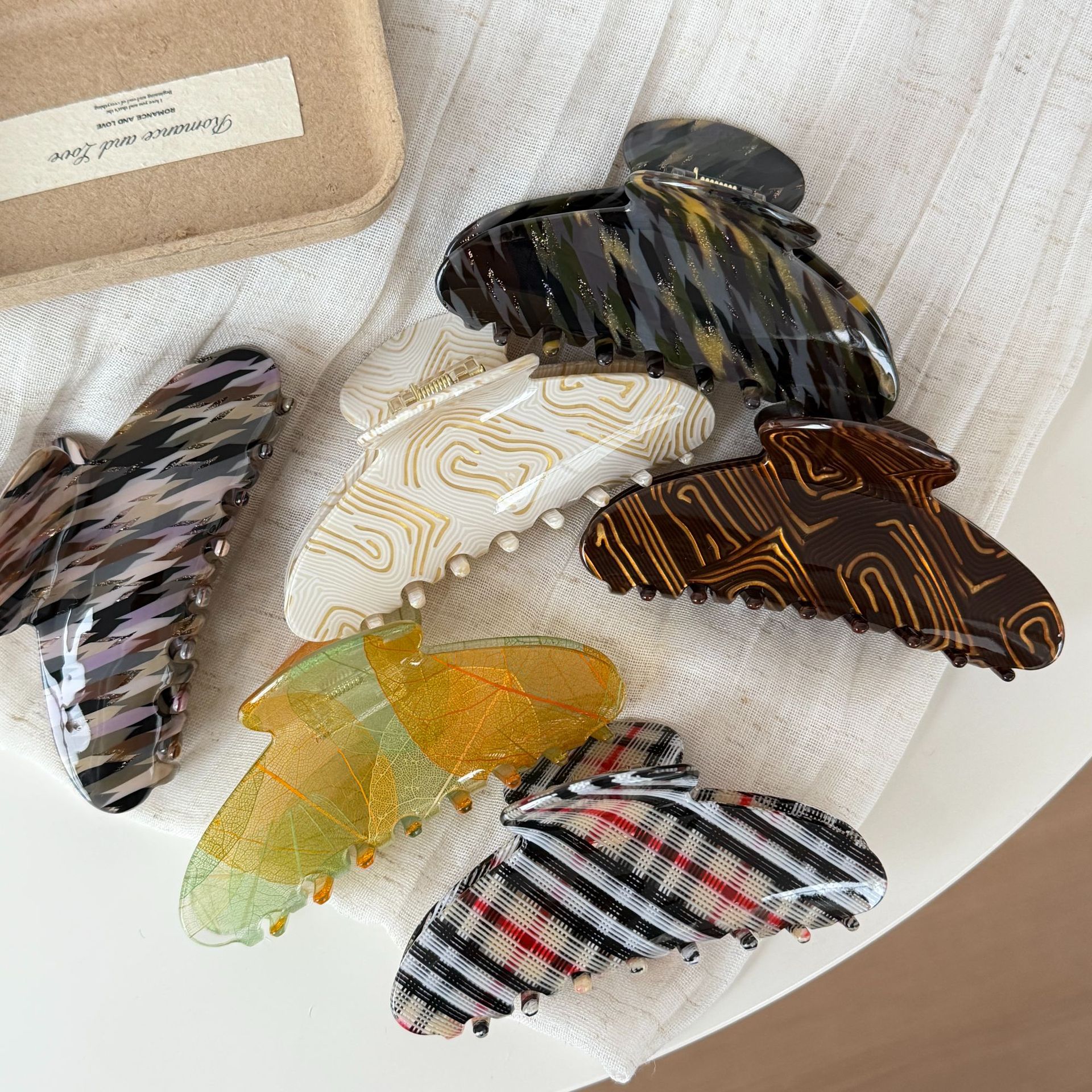 Retro Luxury Hair Clip with Geometric Patterns and Leaf Vein Texture Design, Large Claw Clip for Updos, Shark Clip