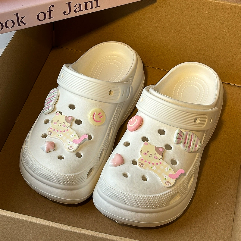 Женские сабо с мультяшным котенком, новинка 2025 года, летние удобные тапочки с ощущением какашек, закрытые тапочки, встроенная пляжная обувь.