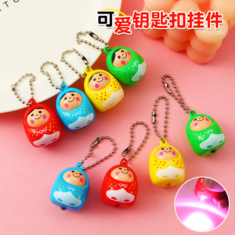 Nuevo colgante de llavero luminoso para bebé de luz LED noche mochila escolar para niños anillo colgante muñeca de dibujos animados creativa al por mayor