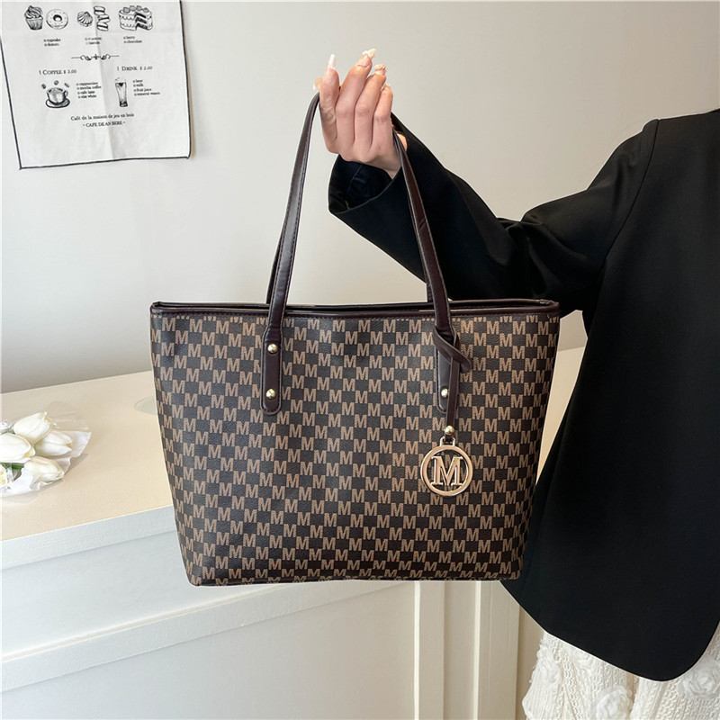 Bolsos de alta gama, bolsos de cercanías, bolsos de moda de primavera y verano para mujer, nuevos bolsos de hombro de moda, bolsos simples de gran capacidad