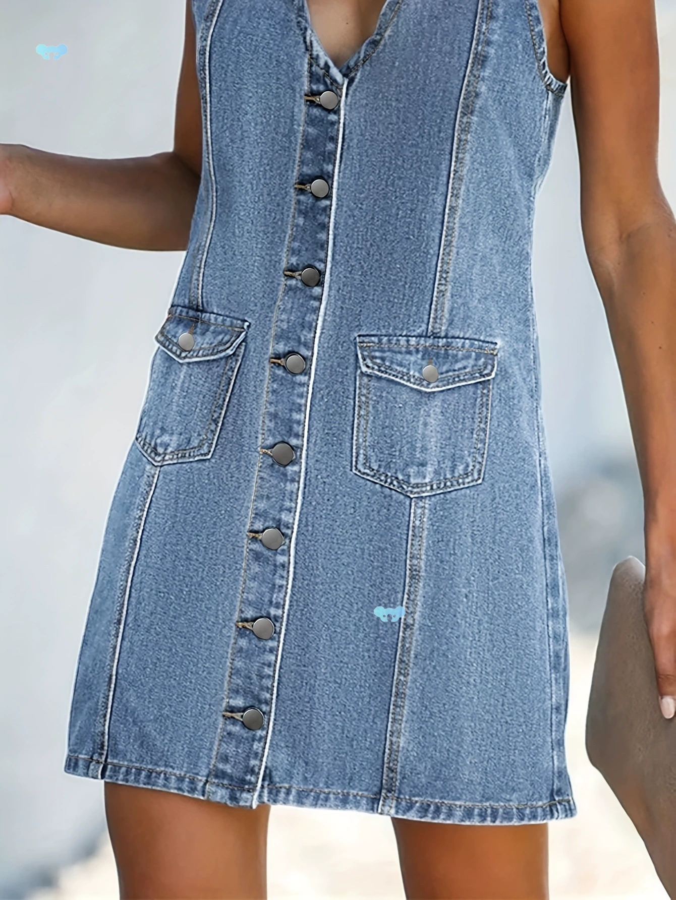 Женская однобортная джинсовая рубашка с V-образным вырезом и откидными карманами