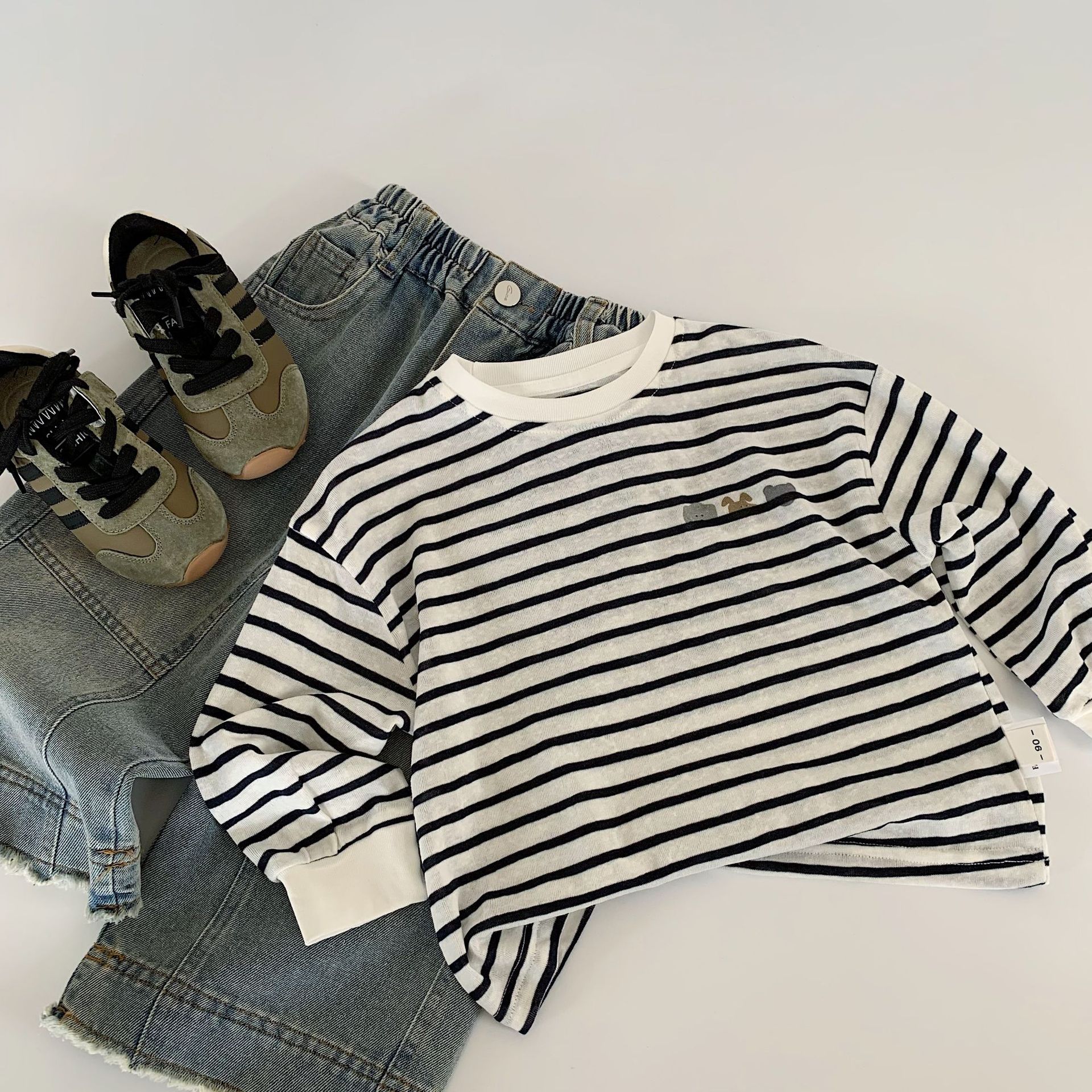 Camiseta infantil Mai Bao2025 otoño lindo niño collar nuevo producto de ropa de niños a rayas de manga larga chaqueta universal