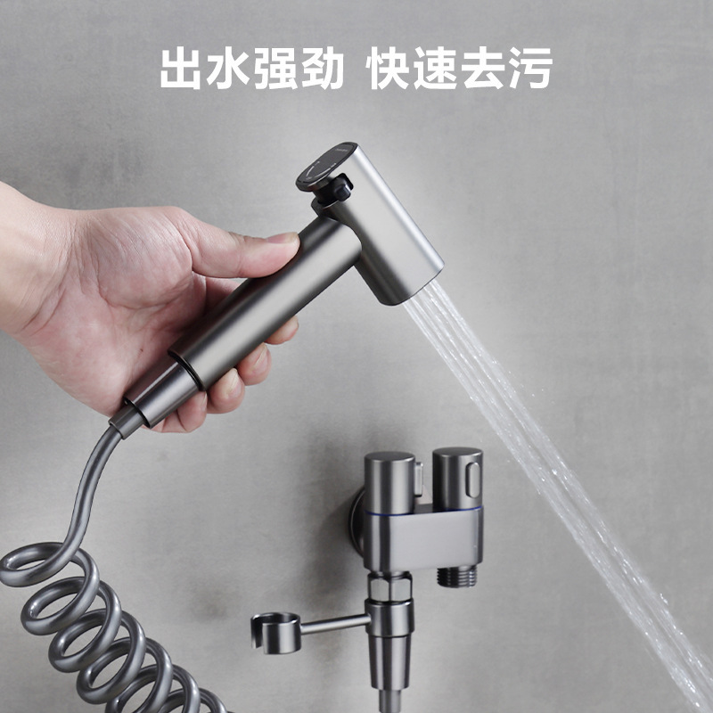 便器の友達はスプレーガンの蛇口を洗って、家庭用トイレの高圧増圧水鉄砲の洗濯器でトイレのスプレーヘッドを洗います。|undefined