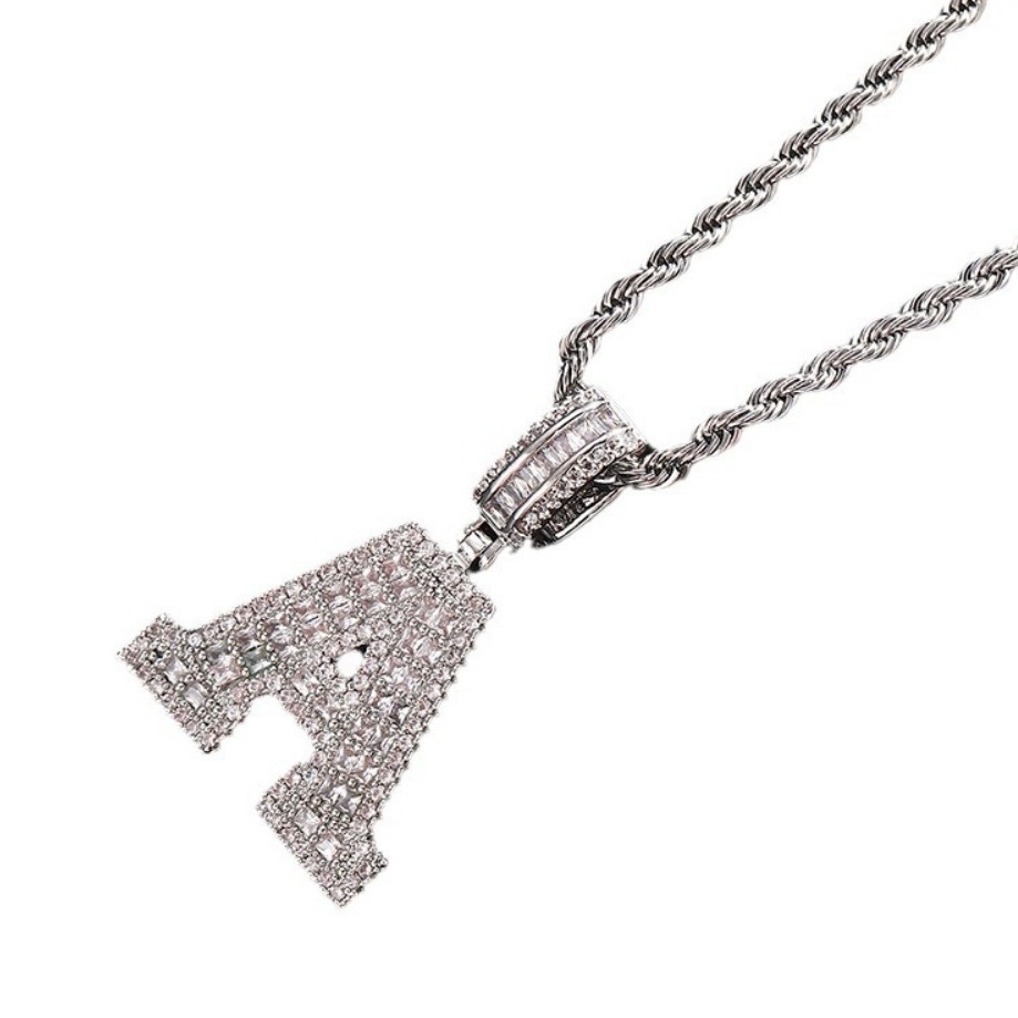 Europa y los Estados Unidos nuevos collares de letras cuadradas de zircon 26 letras colgantes de letras inglesas joyas de moda para hombres y mujeres al por mayor