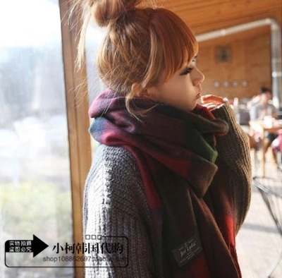 新商品の千鳥格ファッションはカシミヤの女性モデルに似合います。