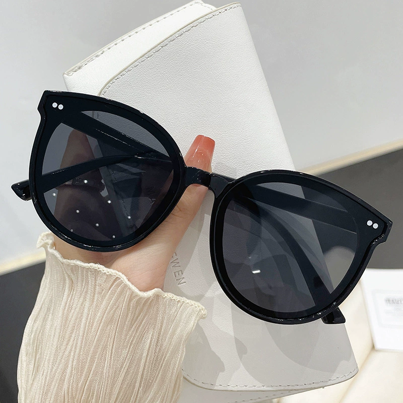 Sunglasses unisex cat-eye frame, oversized fashion, black and white color options, 26 g