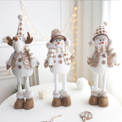 クリスマスに雪だるまを飾って子供を伸縮させます。