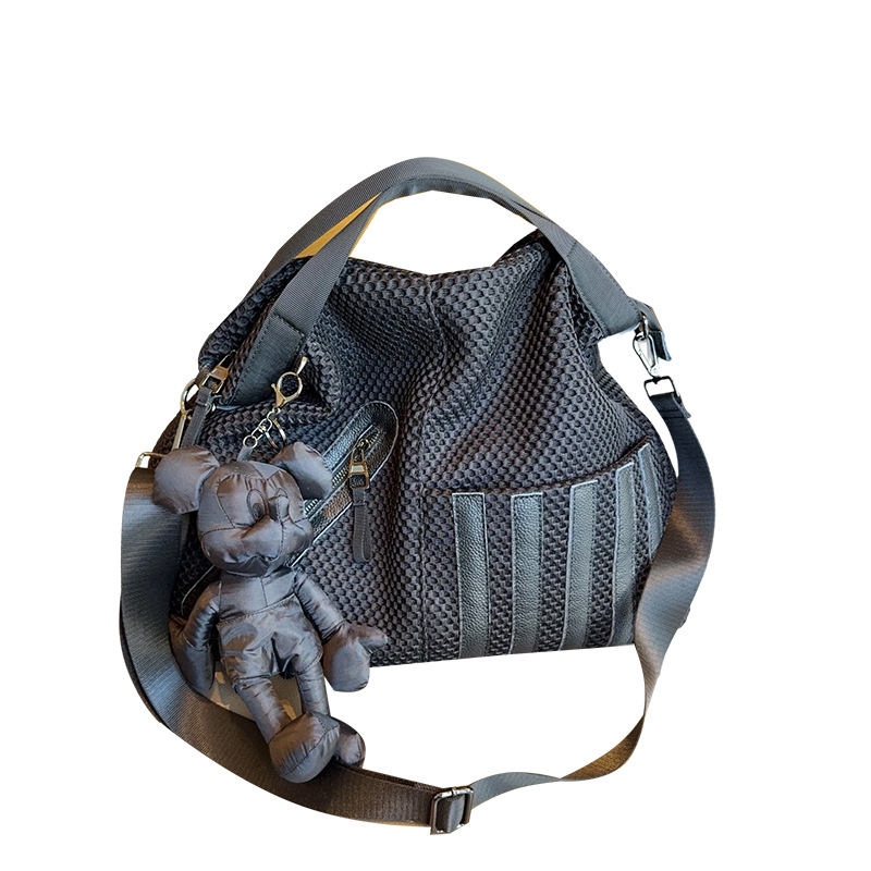 Bolso de moda de mujer nuevo bolso de tela de malla, bolso de hombro, bolso de transporte de gran capacidad, bolso de transporte de ocio con colgantes de moda