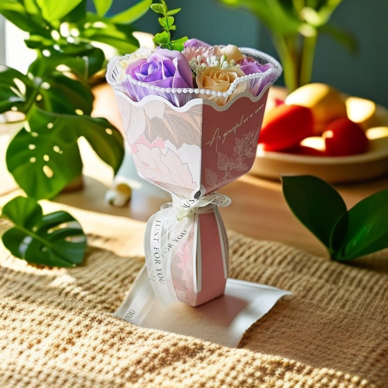 Buquê misto de rosas, cravos e flores de sabonete em estilo campestre natalino para presentear professoras e colegas no Dia Internacional da Mulher._voghion.com