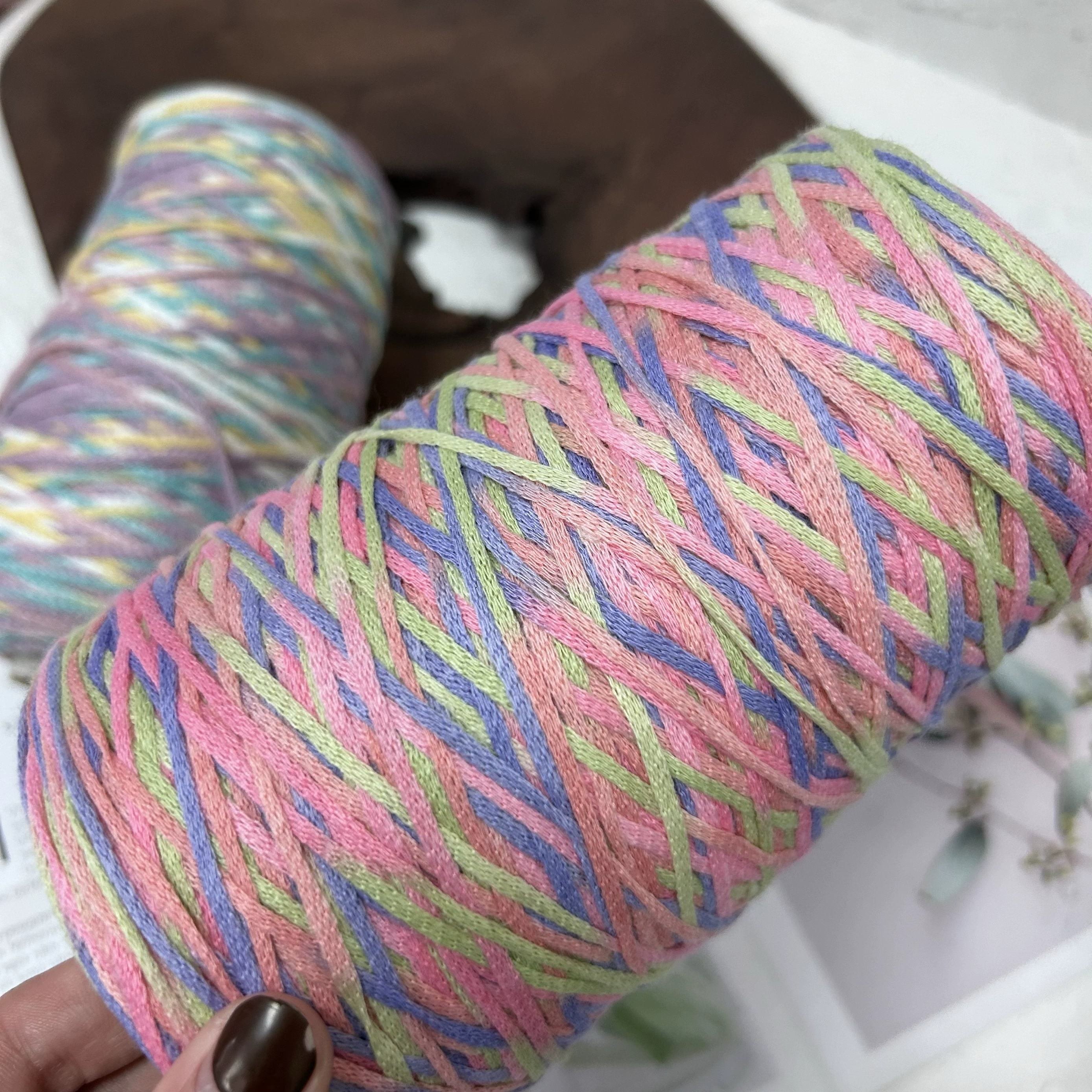 По цене одного фунта сетки характерные сегменты окрашены в толстую исландскую шерсть, мягкая и не сплетенная осенью и зимой