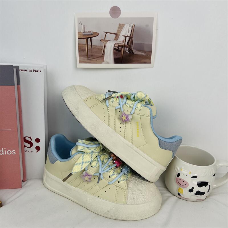 2024 primavera estudiantes zapatos de lona casuales bajos mujeres estilo coreano deportes ocio todo fósforo zapatos blancos estilo Hong Kong color caramelo image 10