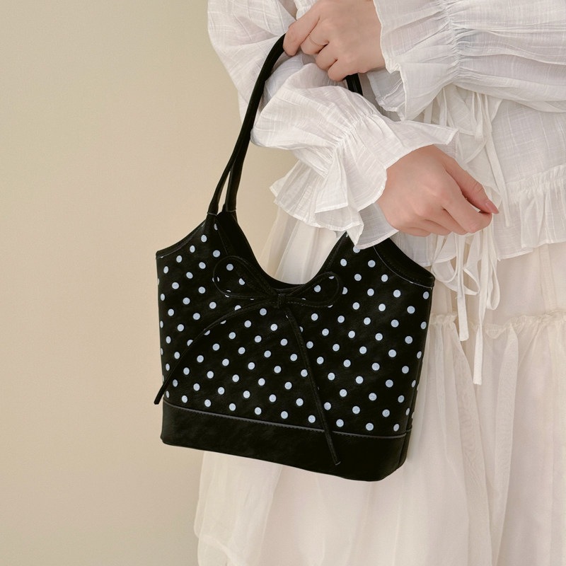 Bolso de viaje de punto de onda versátil simple 2026 bolso de cubo de moda nuevo tipo de hombro casual de mujer suave verano