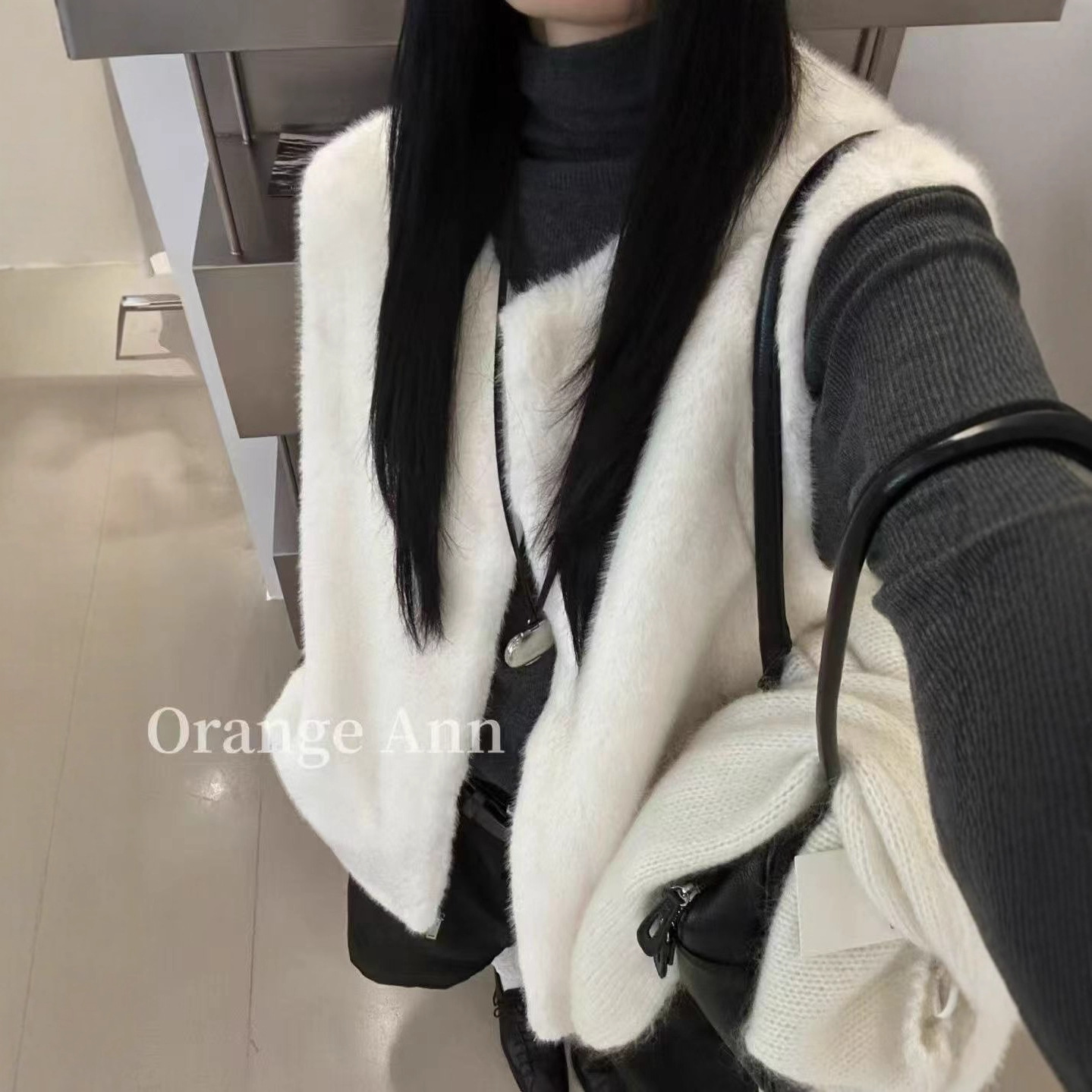 皮毛一体马甲女中长款新款仿毛毛背心坎肩宽松白色叠穿外套8M280