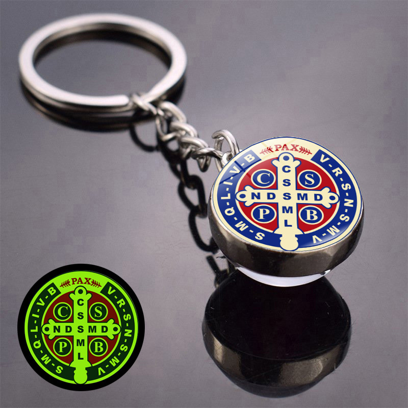 Luz de noche Saint Benedict Medal colgante llavero colgante de doble cara bola de cristal llavero joyería pequeña mercancía