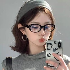 レトロな黒い枠のメガネの女性の近視は度数のすっぴんの神器の周囲の丸い顔を配合することができます。