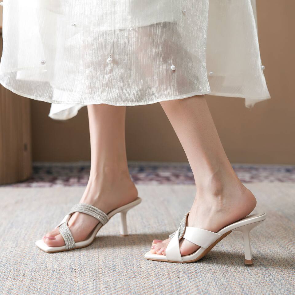 Dép sandal nữ quai ngang mũi vuông hở ngón đính đá hình rắn, gót cao 6–8 cm — Màu bạc, Màu hồng nhạt, Màu trắng ngà