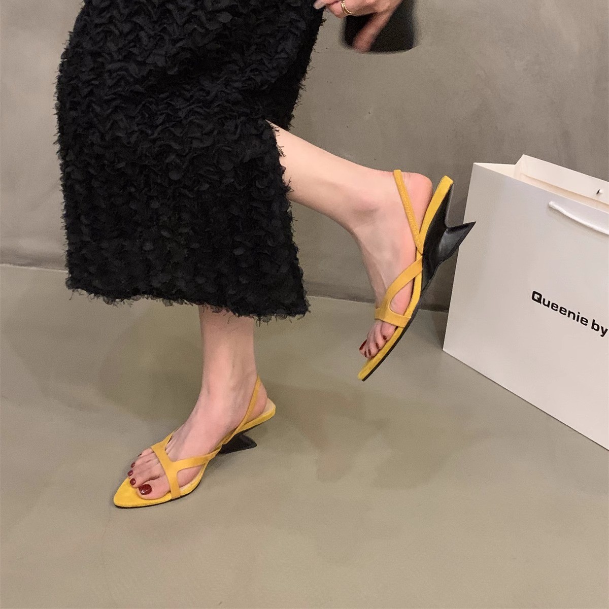 Pantuflas rojas de tacón alto de cuña, zapatos de hadas, desgaste exterior, verano 2025 con falda, sandalias francesas, sandalias