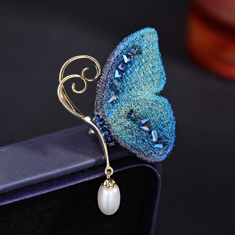 Neue chinesische Stoffbrosche mit Schmetterlingsanhänger aus Süßwasserperlen, exklusives Design, hochwertige Corsage, Blazer-Kleidung_voghion.com
