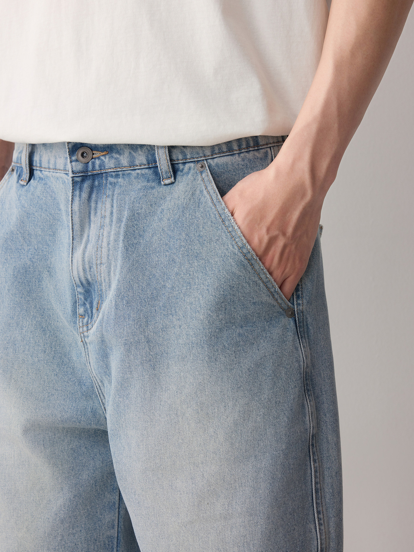 Quần short jean nam phong cách công sở thông minh, chất vải mài mòn — màu xanh nhạt