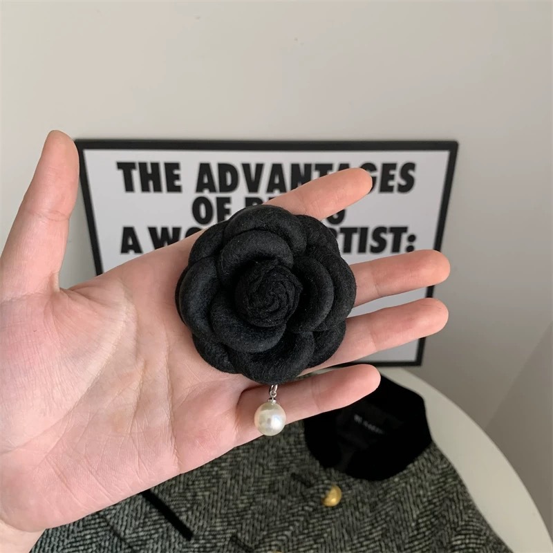 7.5cm-felt camellia [black] pendant