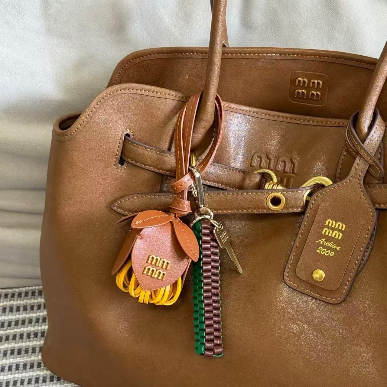 Nicho transfronterizo Muuim letras brotes de flores de cuero bolsas colgantes de automóviles colgantes de viento colgantes