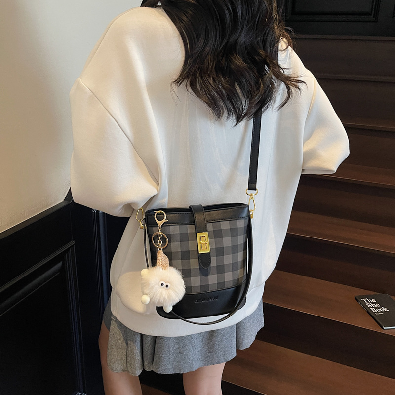 Bolso de cubo de moda para mujeres 2025, otoño y invierno, nuevo bolso retro, bolso de hombro de textura universal, bolso de mochila