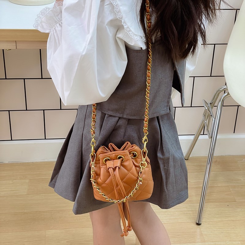 Bolso de hombro para niños y niñas Lingge de moda, cordón de aire extranjero, bolso de cubo de bebé de color sólido simple, nuevo bolso de cadena para niños
