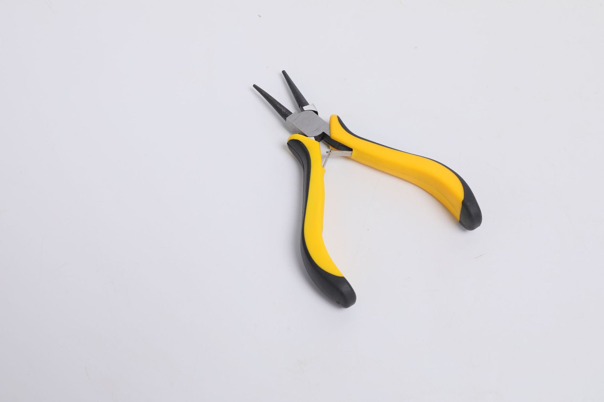 Alicates de nariz redonda (con mango)