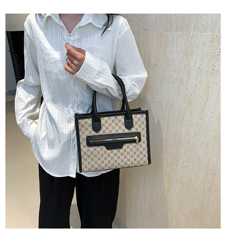 Small niche design, beautiful and personalized handbag for women 2024 new fashionable splicing trend, large capacity_voghion.com