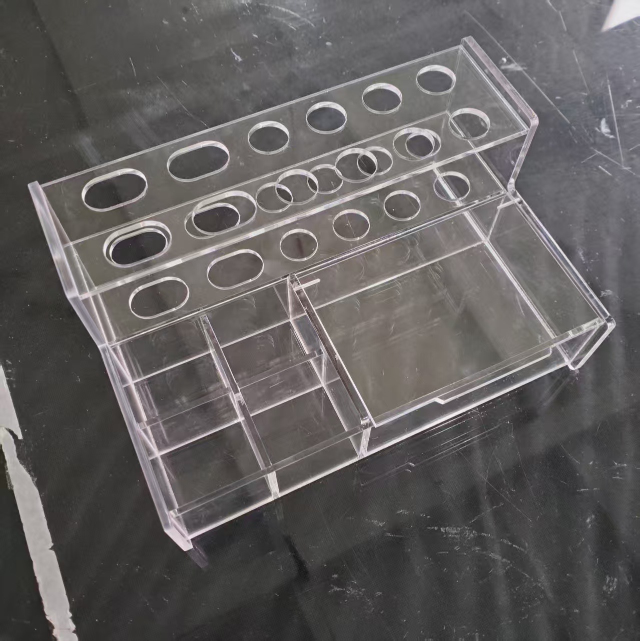Caja de almacenamiento mediana de resina con tapa, 12 orificios.
