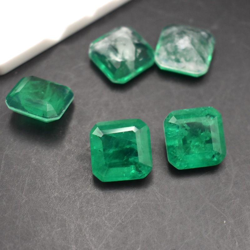 正方形拼合祖母绿宝石