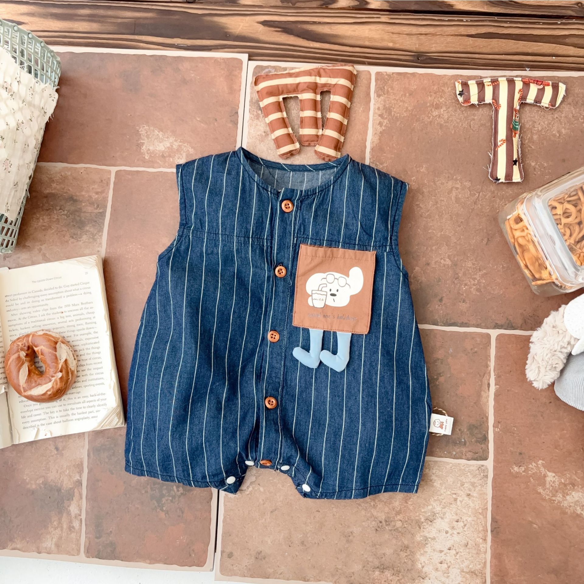 Ropa de niño 2025 verano nuevo estilo coreano ligero recién nacido traje de escalada bolsillo tridimensional bebé salir ropa de culo