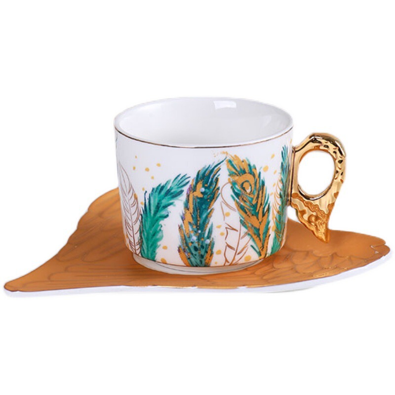 現物陶磁器のカップとコーヒーカップのティーポットとお皿の下のお茶と皿のマグカップ|undefined