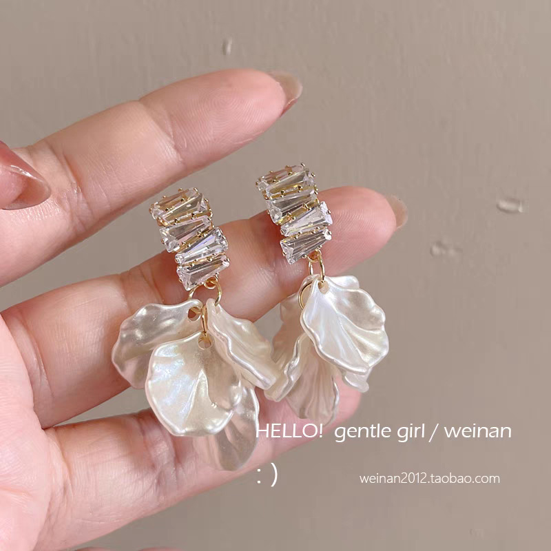 2025 nuevo estilo flor borla sin agujeros para las orejas placa de incienso para mosquitos pinzas para las orejas para las mujeres, pendientes de lujo ligero de alta calidad, pinzas para las orejas indoloras