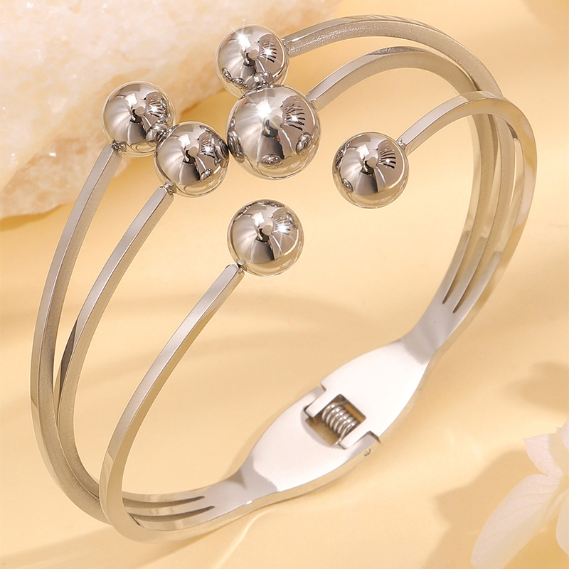 Brazalete de acero de titanio abertura esfera simétrica temperamento femenino versátil diseño de personalidad de alta calidad brazalete de acero de titanio no se desvanece