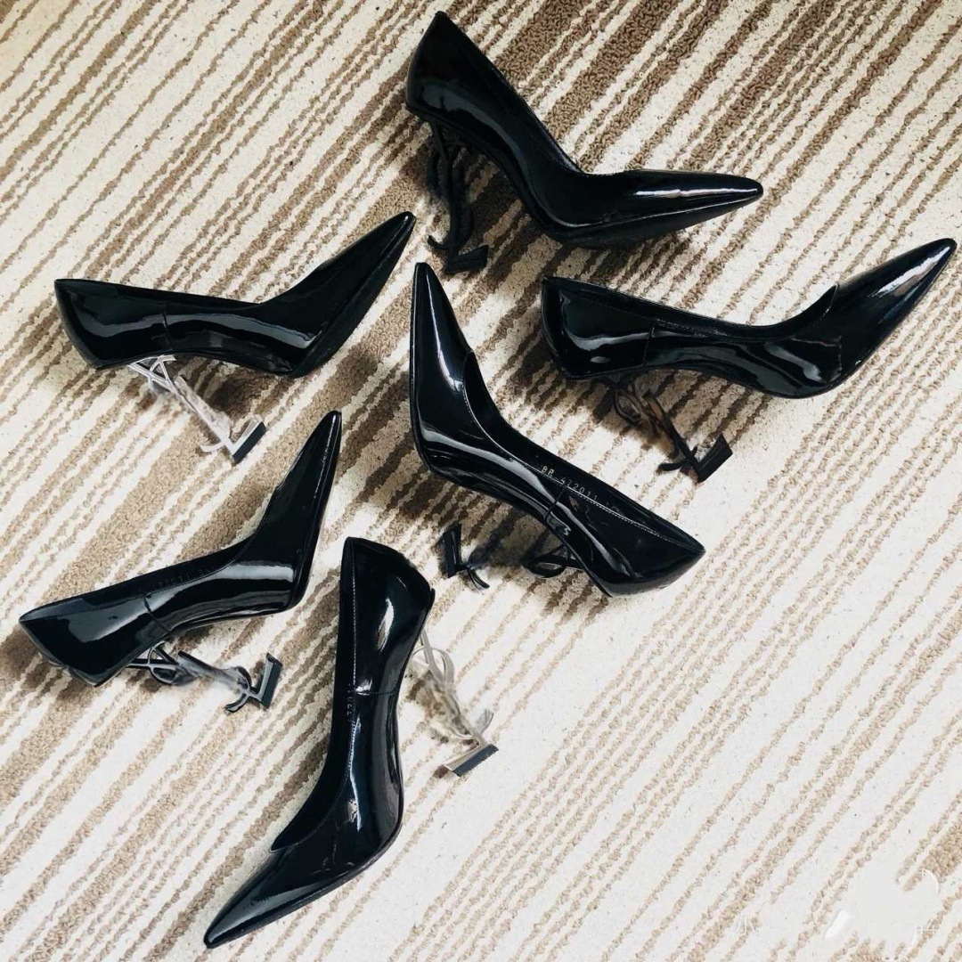 Fashionable golden sexy high heels pointed-toe stiletto heels open…