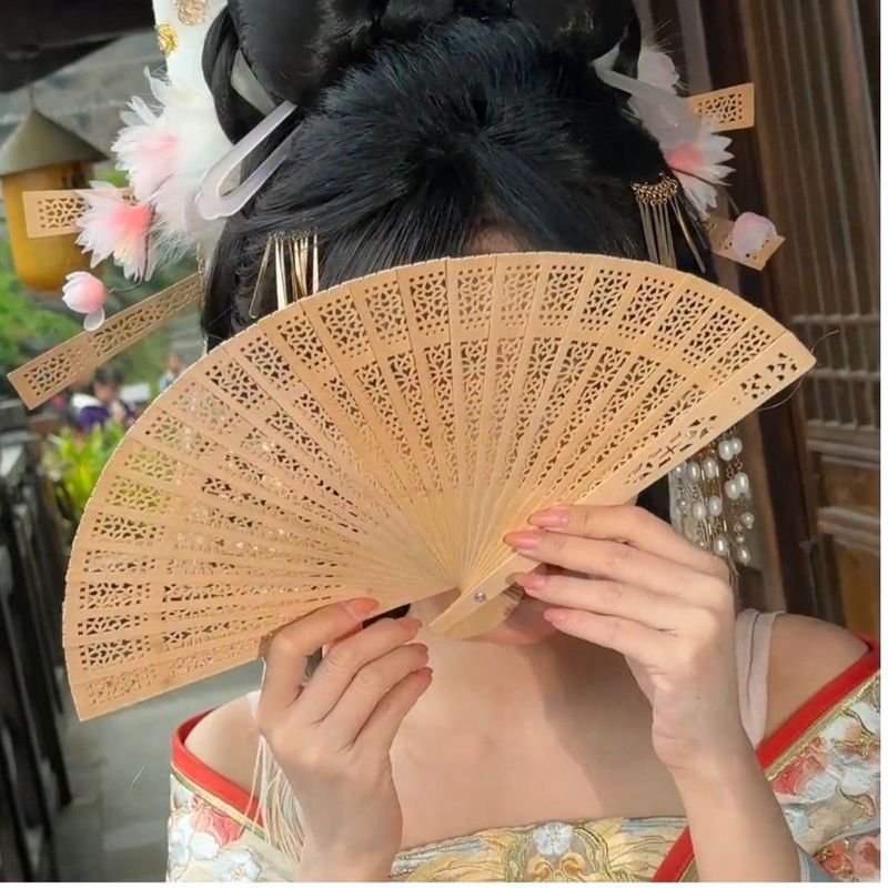 Douyinと同じスタイルの梨の花の香りの木製扇子中国扇子古代スタイル中空写真小道具アクセサリータッセル扇子|undefined